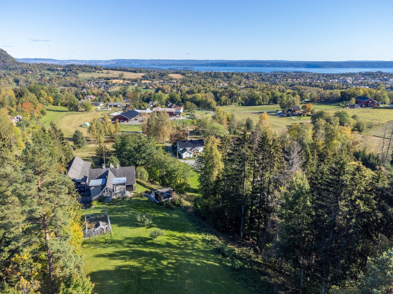 Uteområdet byr på en stor og variert tomt på ca. 17 046 kvm Galleribilde