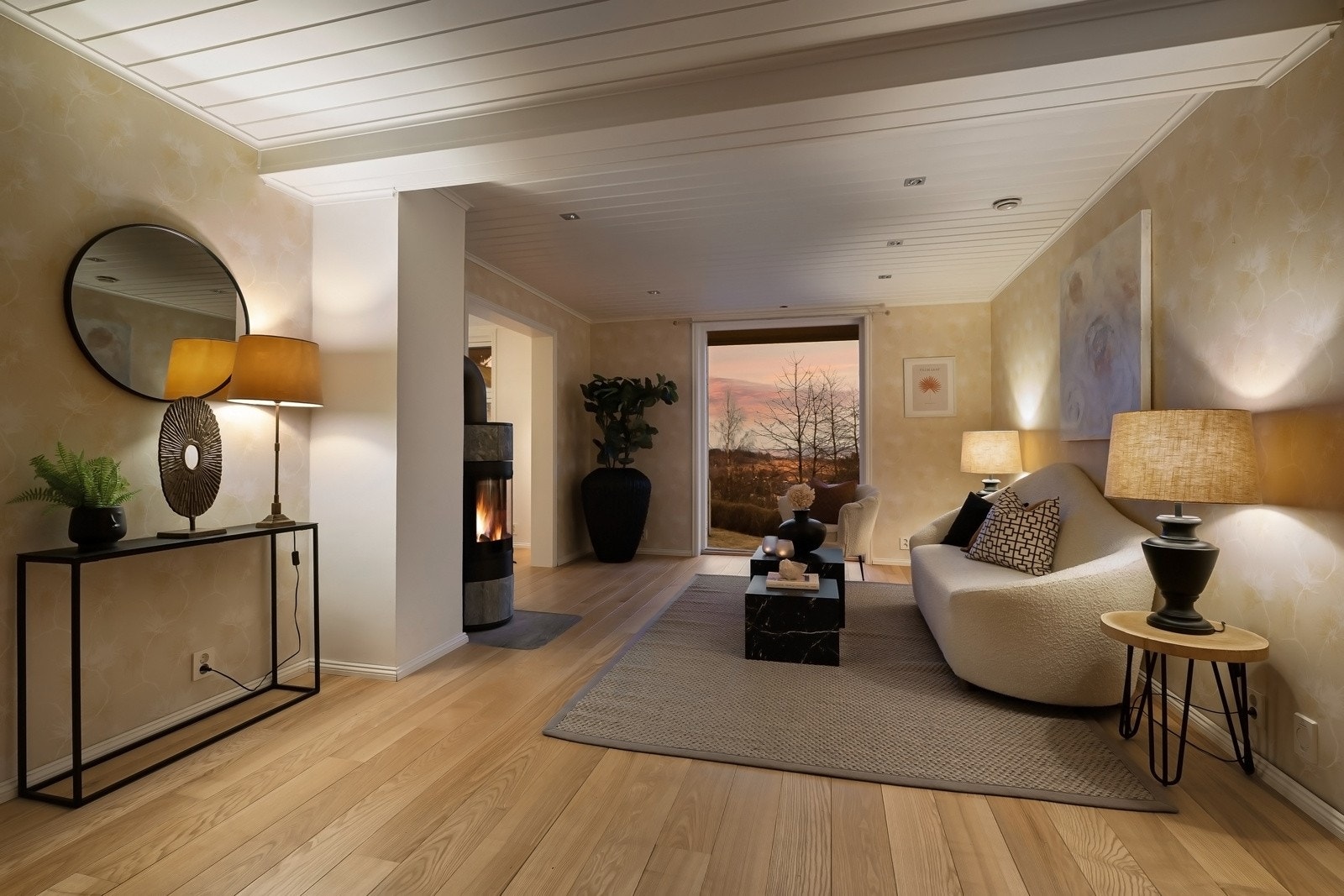 I hjørnet står en peisovn som gir god varme og stemning Galleribilde