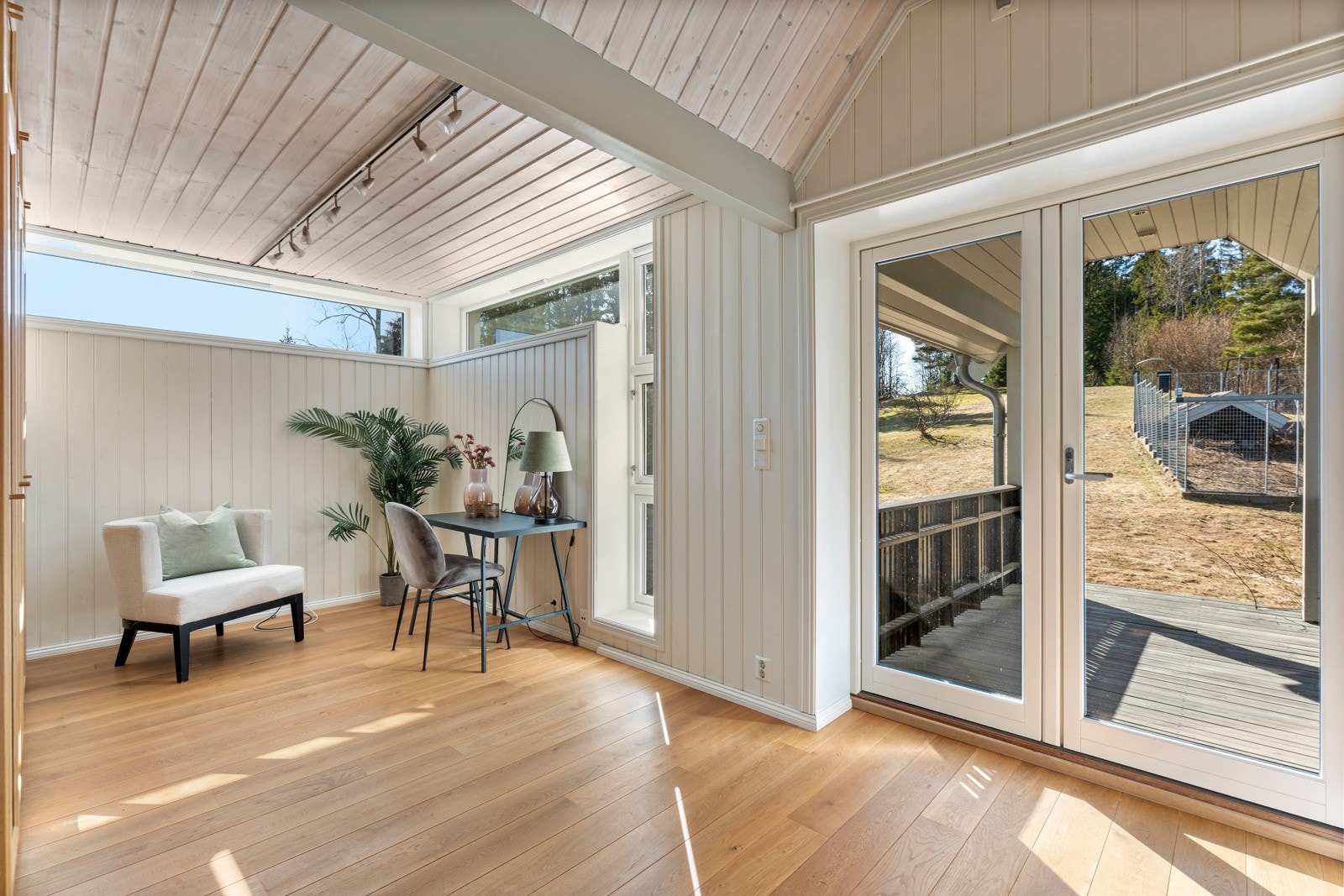 Den åpne løsningen gjør dette til et naturlig samlingspunkt, perfekt som ekstra stue, lekeområde eller kontorsone Galleribilde