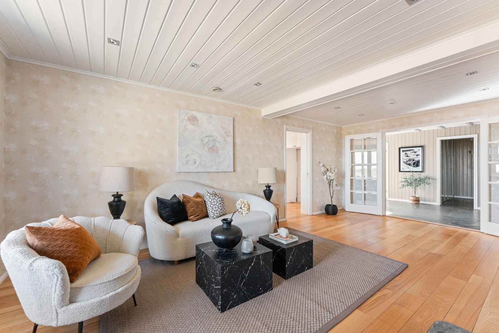 Gulvene er belagt med helstavsparkett, og veggene har en kombinasjon av tapet og malte plater Galleribilde