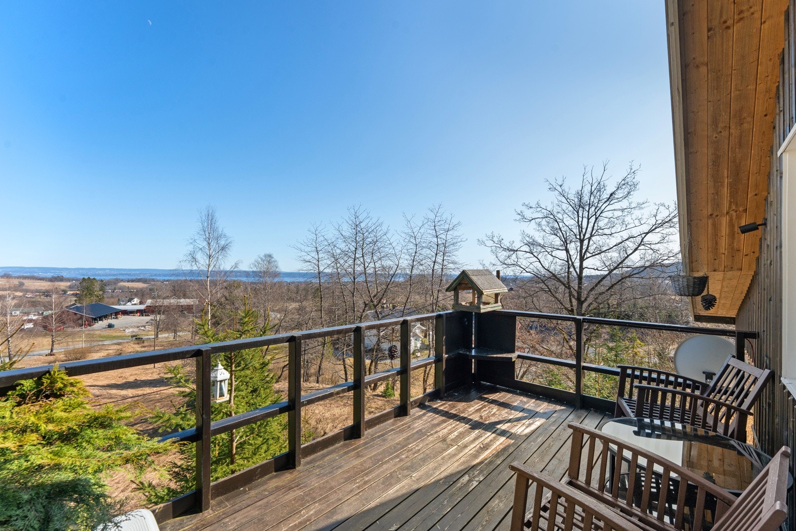 Loftet har utgang til en flott balkong med sjøutsikt Galleribilde