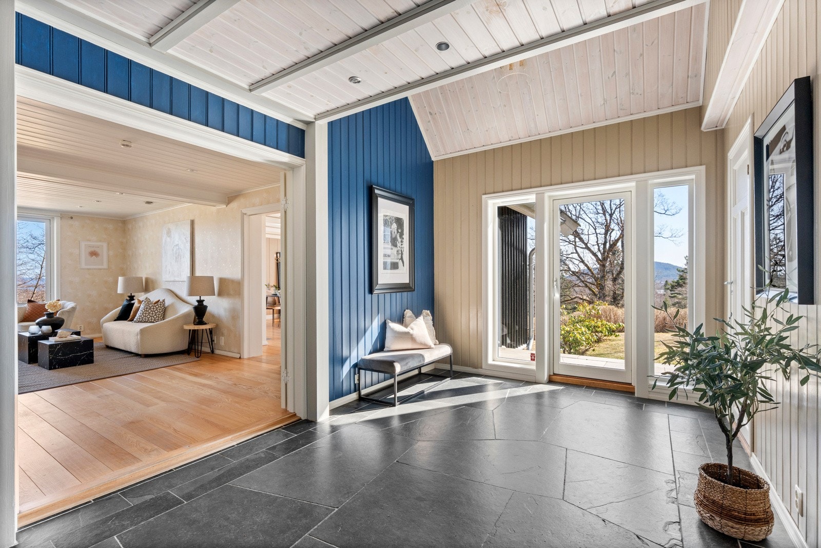 Entréen er innbydende og romslig med god takhøyde og naturlig lys fra store glassfelt Galleribilde