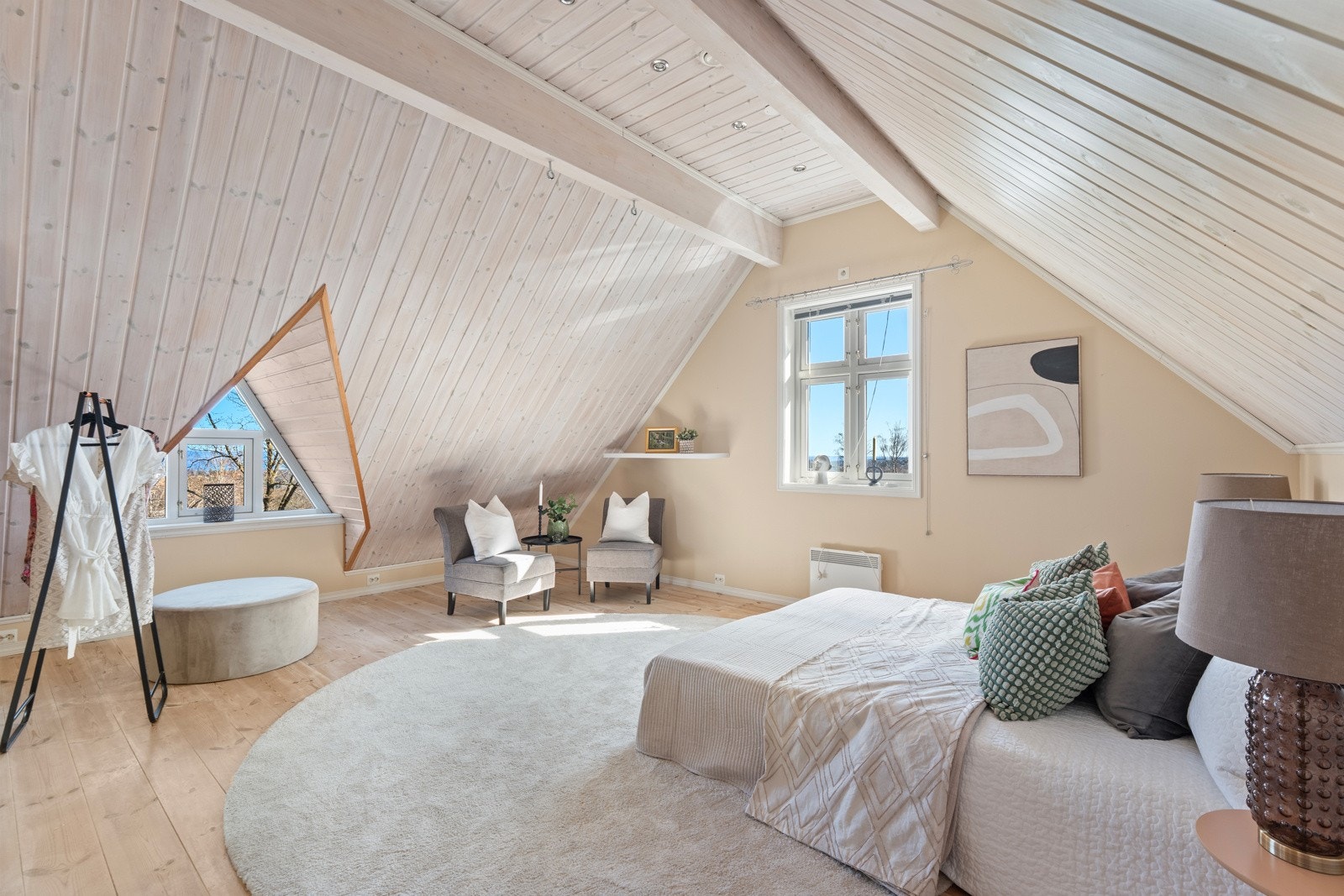Det andre soverommet har en romslig og luftig utforming, med plass til både dobbeltseng og øvrig møblement Galleribilde