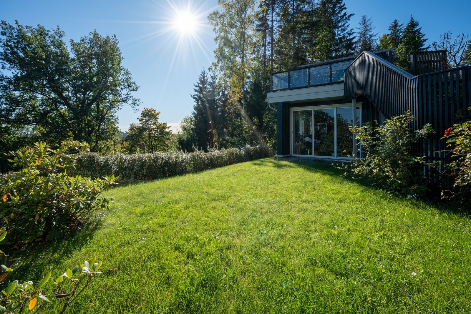 Grillhytten fra 2004 er innredet med en koselig spiseplass og en solid peis som bidrar til lun varme og stemning Galleribilde