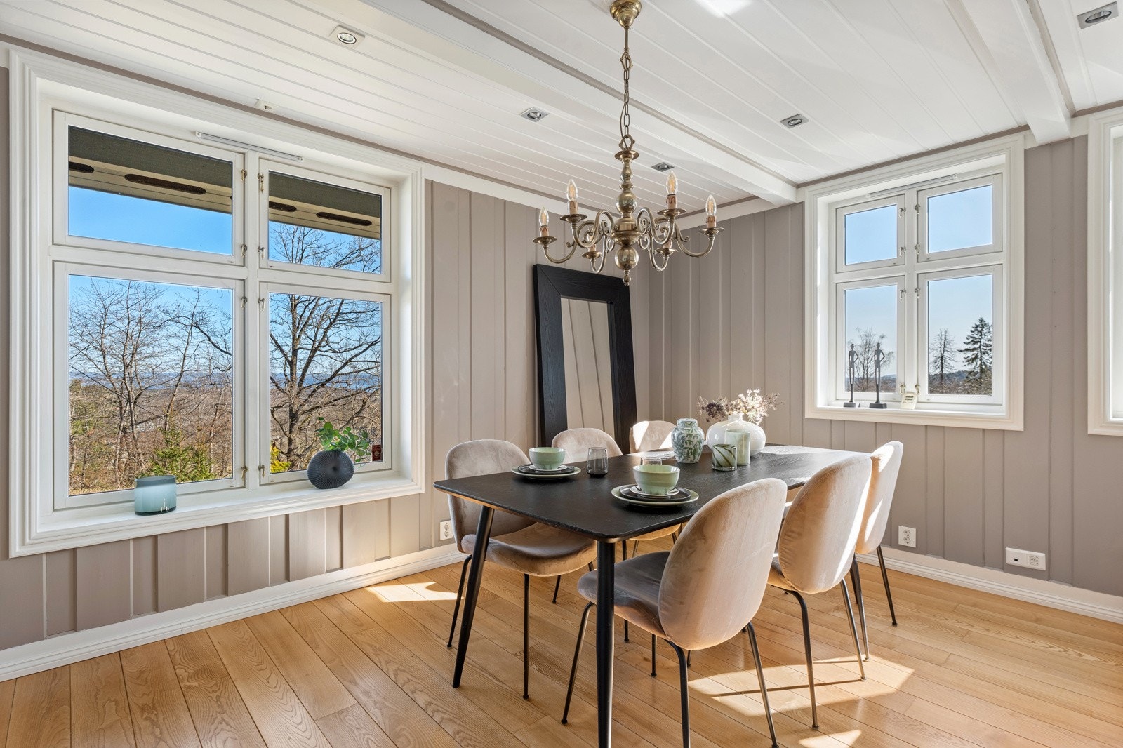 Spisesonen ligger i tilknytning til kjøkkenet og har sin naturlige plassering i den åpne og lyse sonen ved vinduene Galleribilde