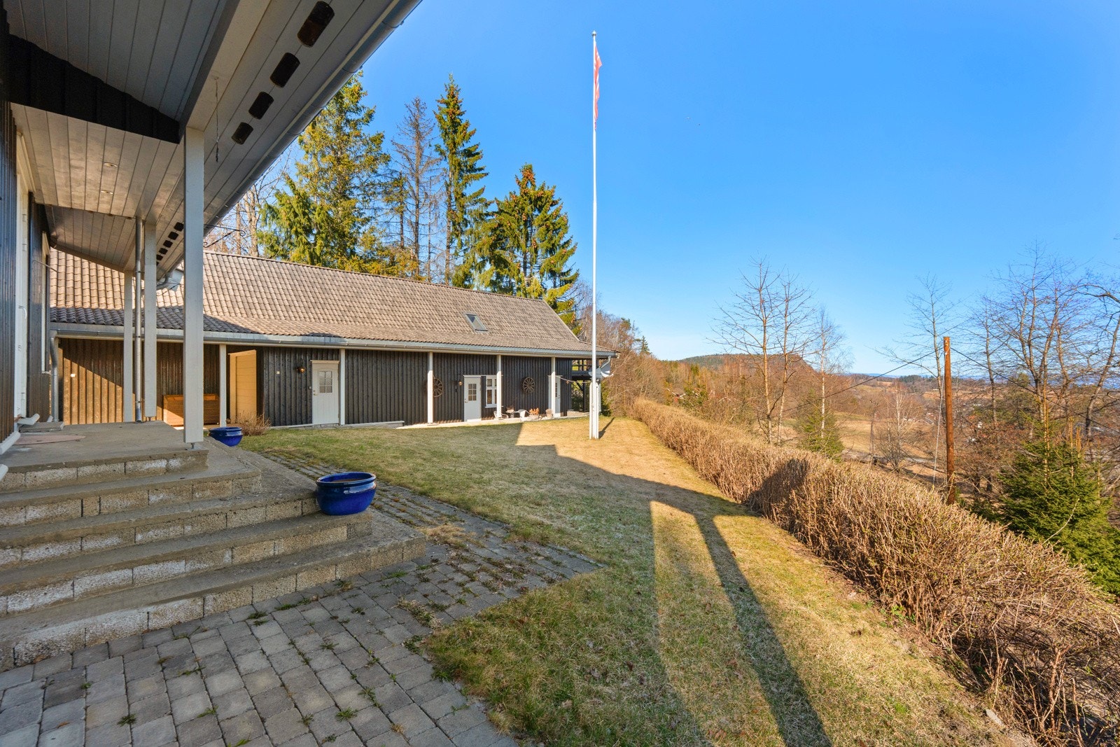 På eiendommen er det også et bygg som kombinerer garasje og uthus Galleribilde