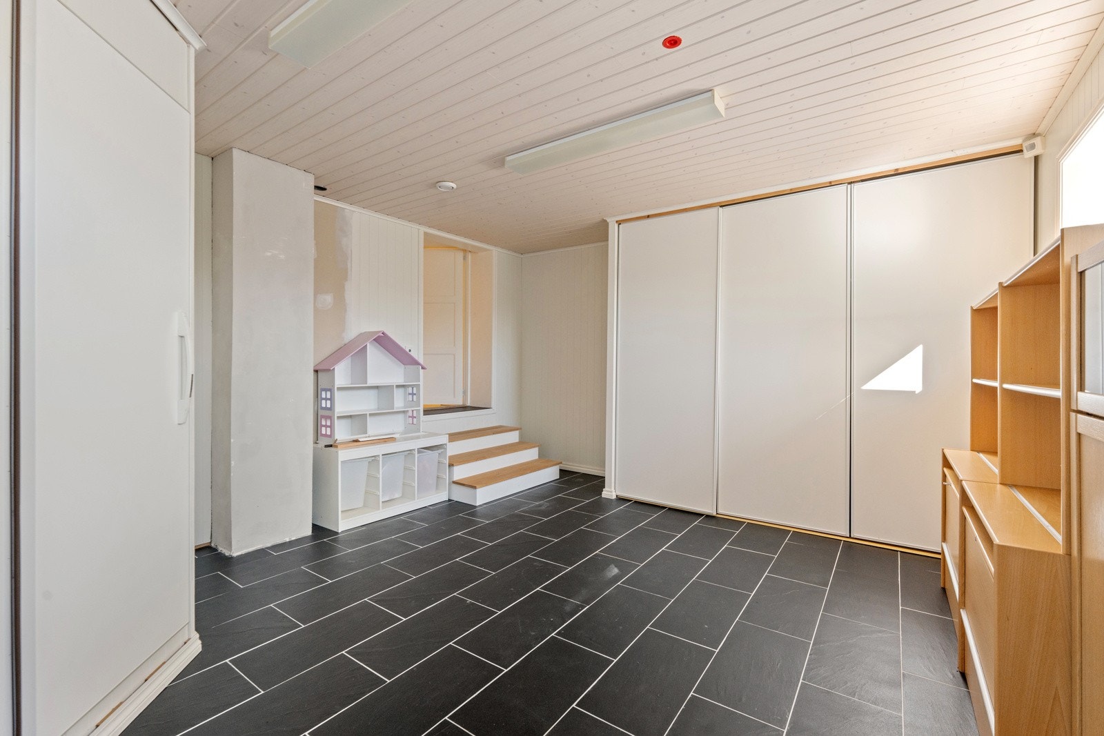 Kjelleren inneholder flere rom som kan benyttes til oppbevaring, hobby eller annet etter behov. Kjelleren er ikke godkjent for varig opphold Galleribilde