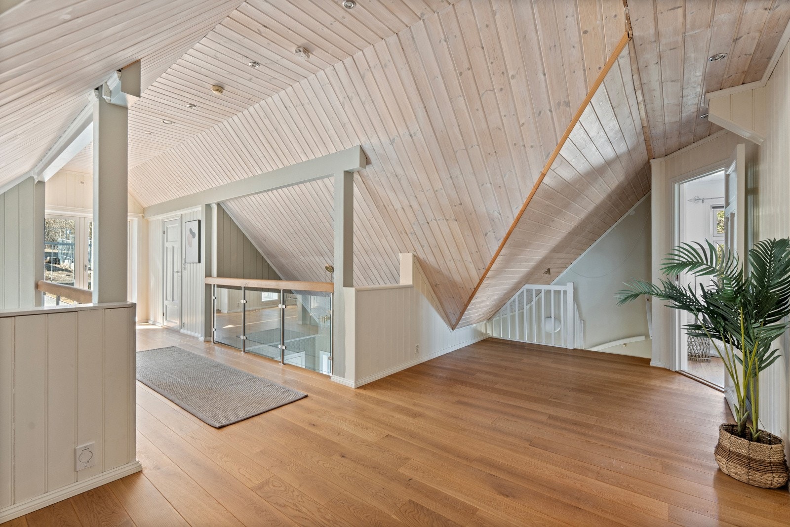 I andre etasje finner man en romslig mesanin med et flott overblikk ned mot etasjen under Galleribilde