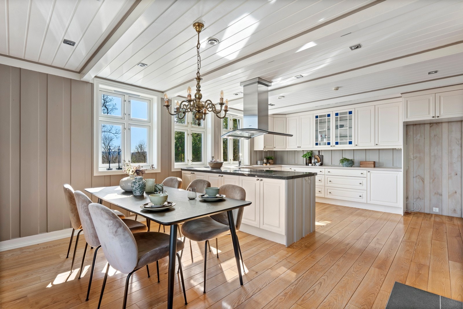 Kjøkkenet er utstyrt med induksjonstopp, stekeovn og oppvaskmaskin, samt ventilator med avtrekk ut Galleribilde