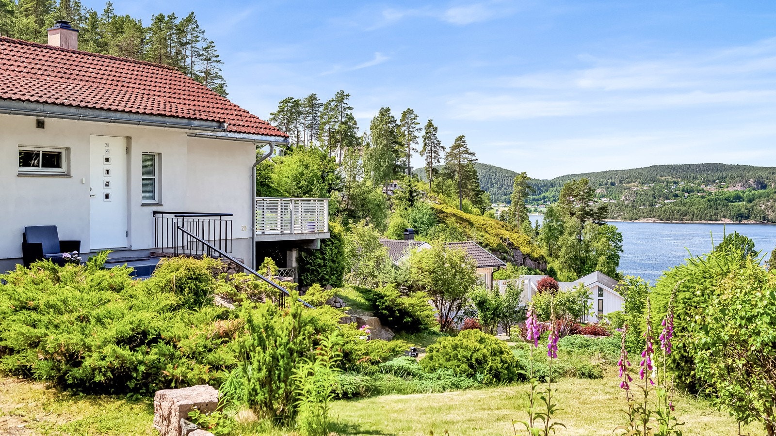 Naturskjønne omgivelser rett utenfor døren med kort vei til fjorden og marka. Galleribilde
