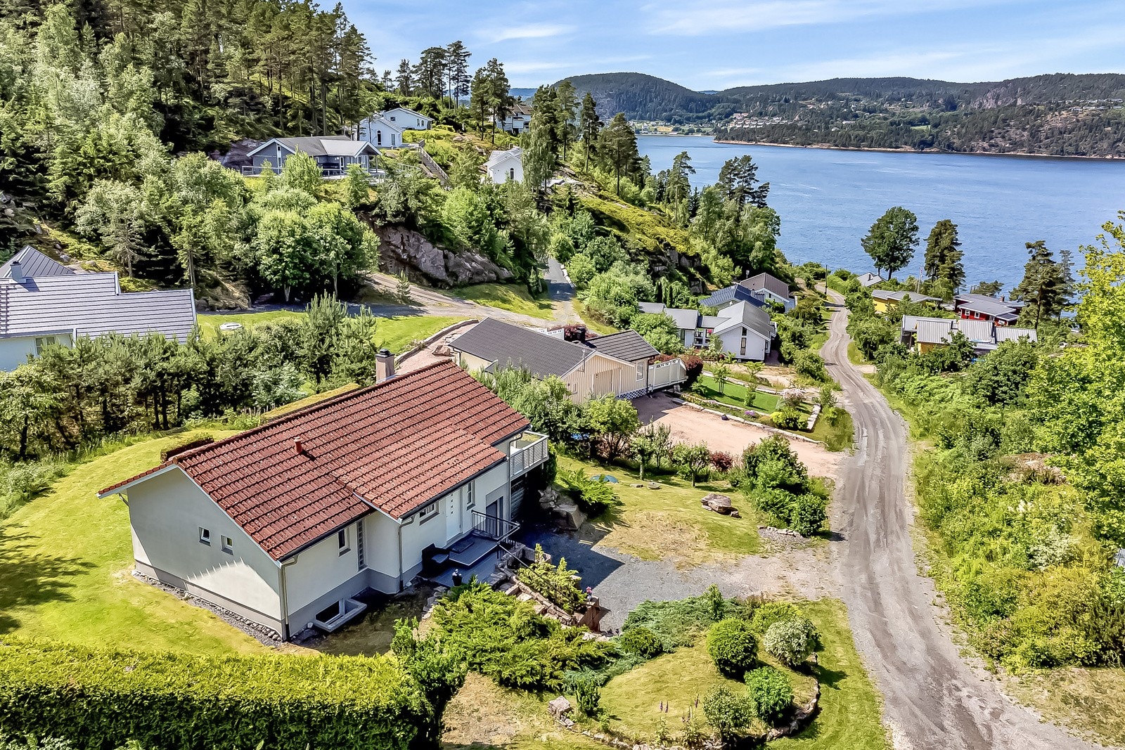 Eiendommen ligger solrikt til i et etablert og hyggelig hyttefelt. Galleribilde