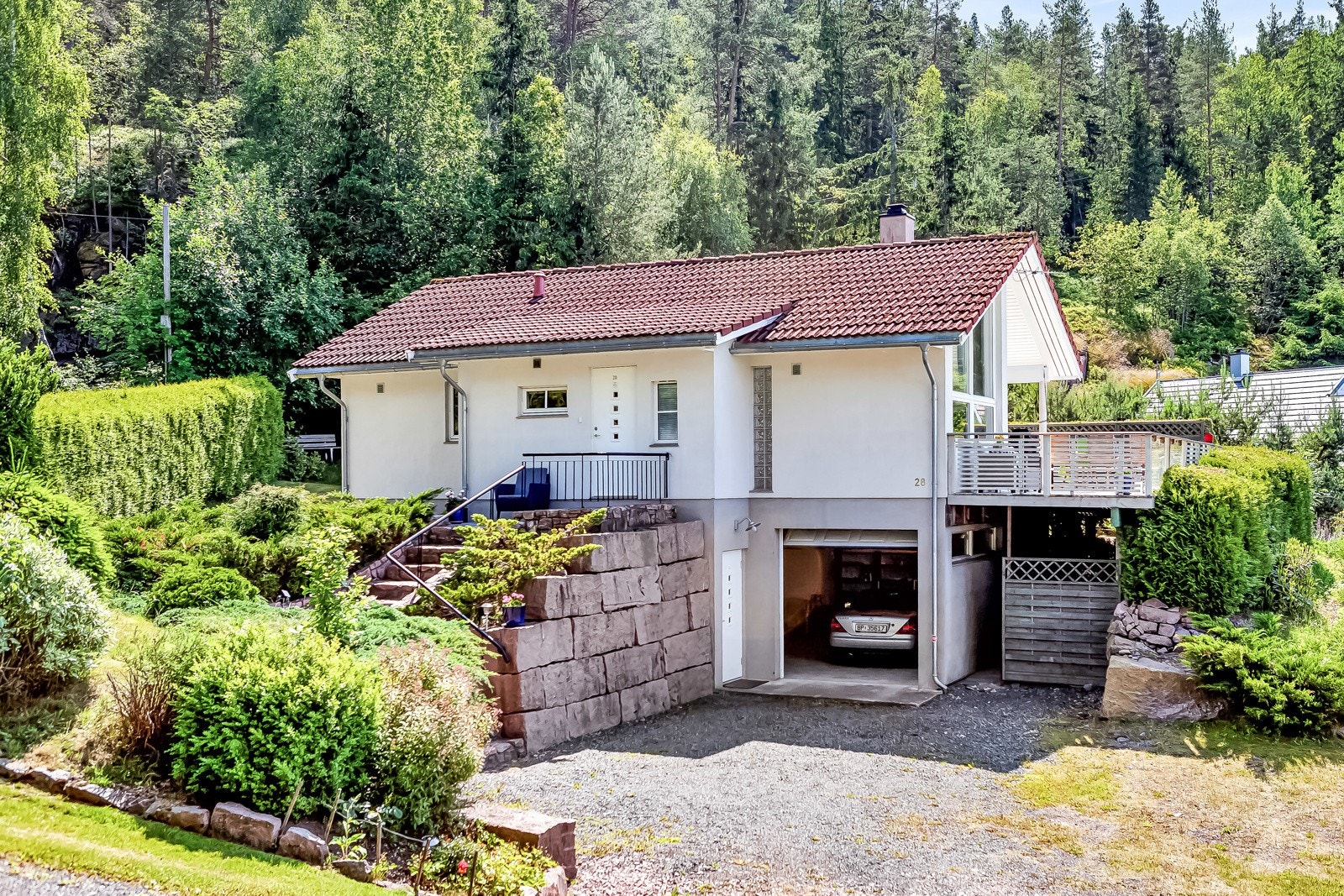 Bilvei frem og godt med parkering. Galleribilde