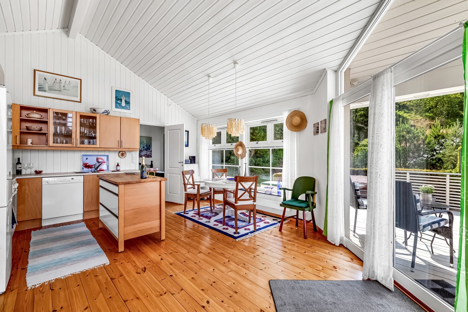 Fra stue/kjøkken er det utgang til terrassen. Galleribilde