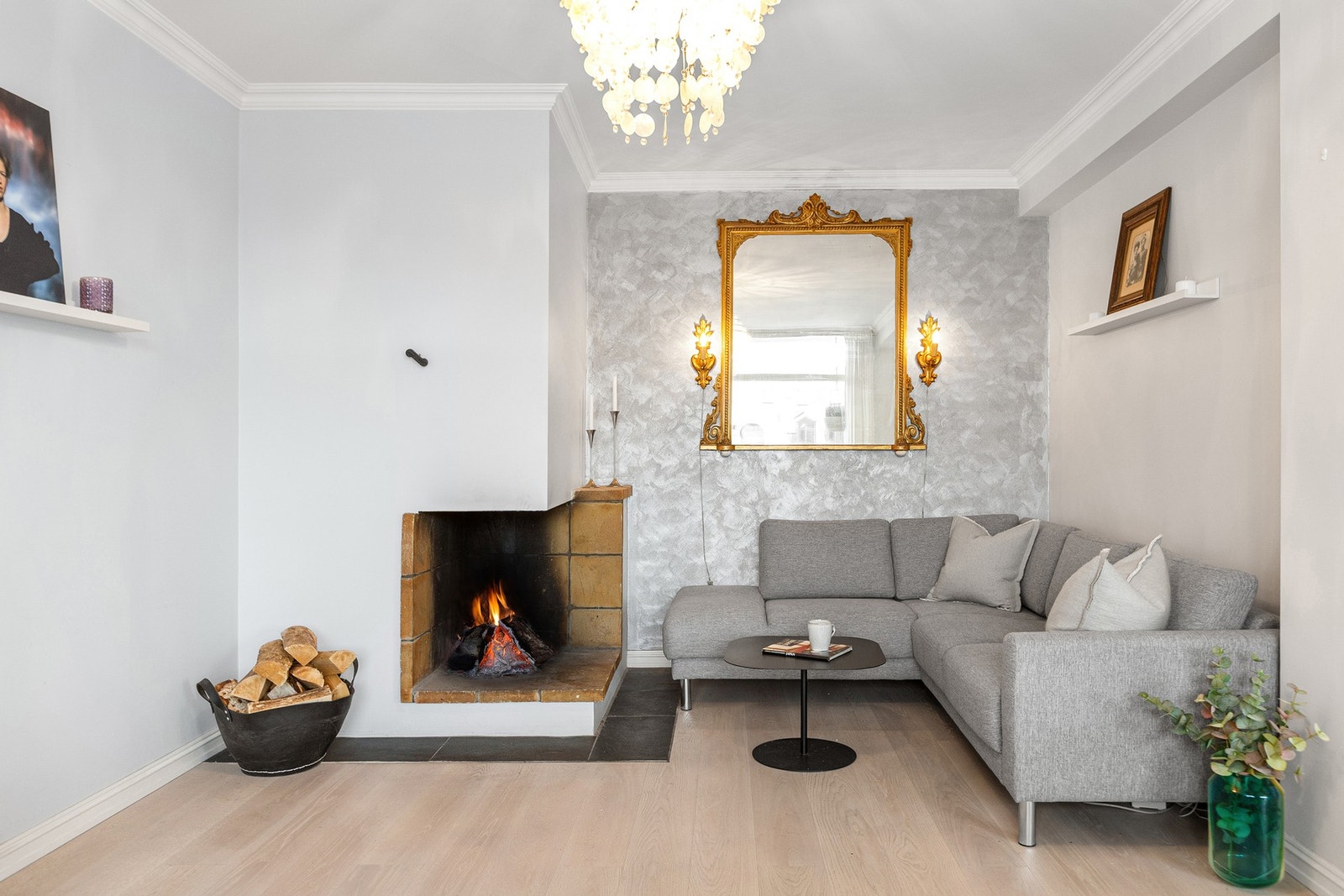 Peis i stuen. Flott parkett i stue/kjøkken fra 2019. Et kvalitetsgulv fra Prestige kolleksjonen til merket Tarkett. Galleribilde