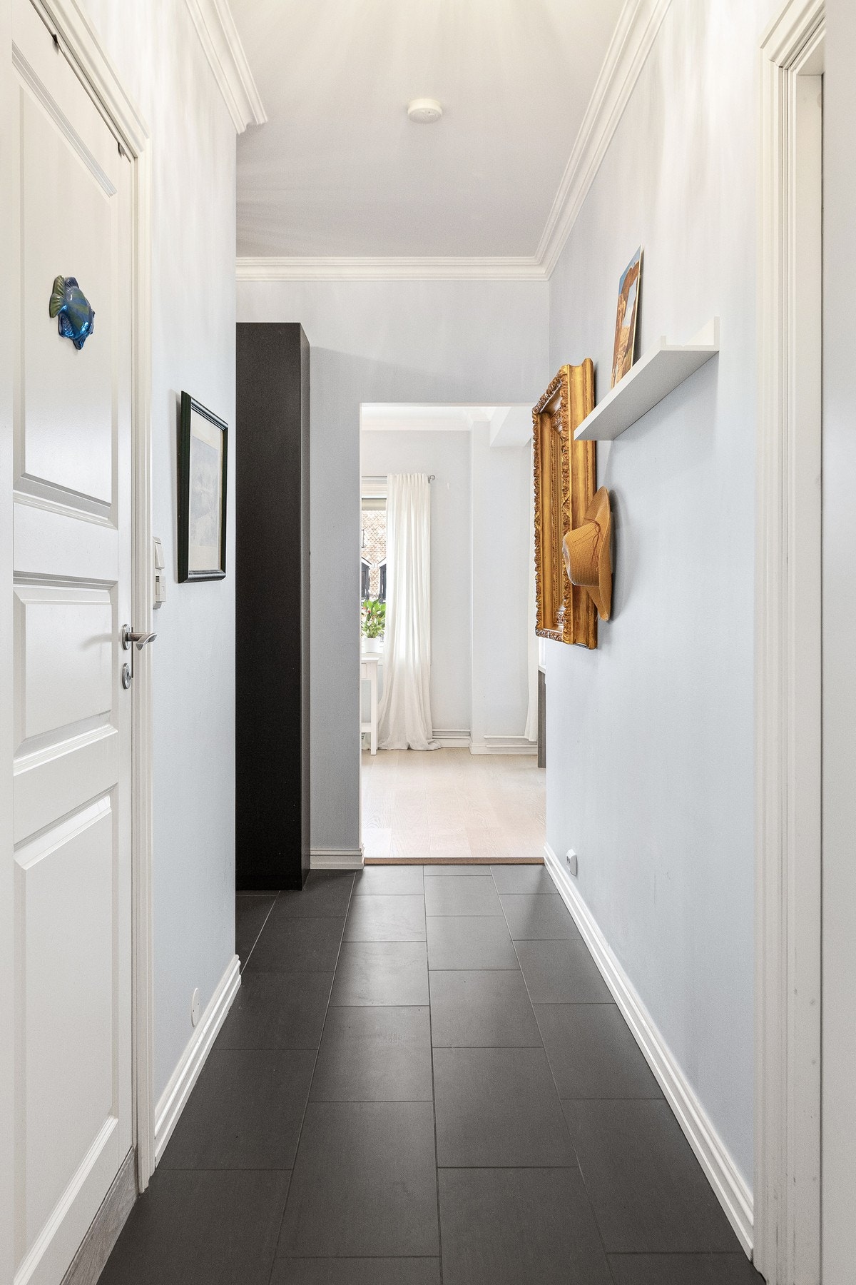 Flislagt gang med dobbelt garderobeskap. Galleribilde