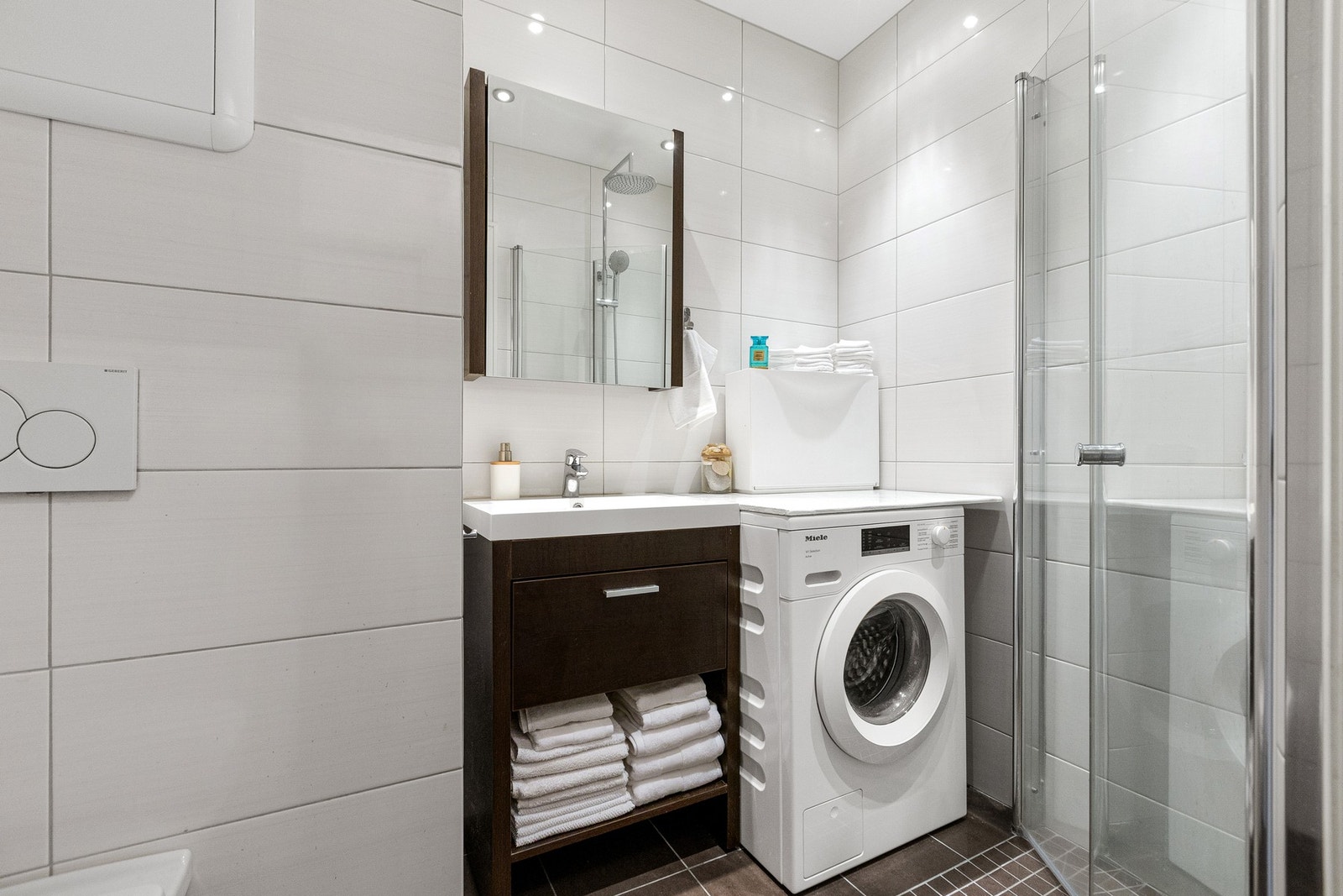 Flislagt bad fra 2013 med gulvvarme. Opplegg for vaskemaskin. Hjørnedusj med innfellbare glassdører. Galleribilde