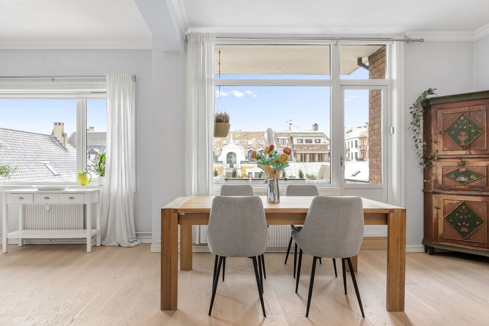 God plass til spisebord. Leiligheten har store vinduer fra 2013 som gir rikelig med naturlig lys. Galleribilde