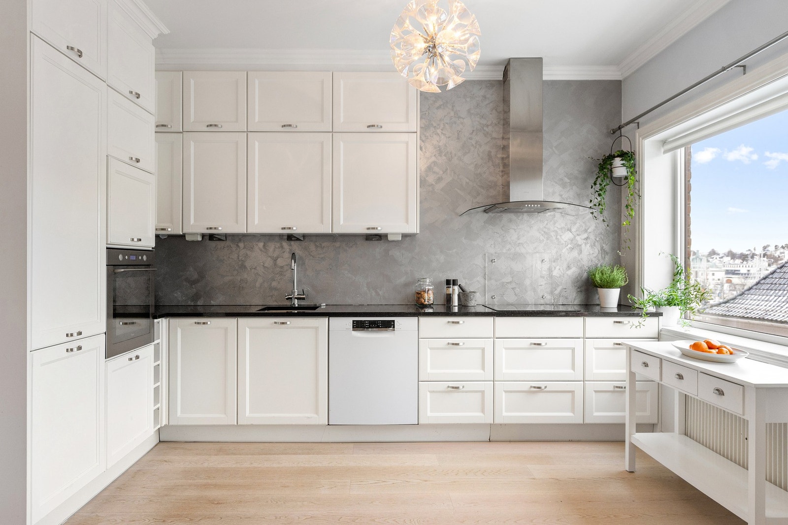 Den gode takhøyden er utnyttet godt. Tidløs kjøkkeninnredning fra 2013. Det er montert avløpspumpe og kvern, slik at det var mulig å få en åpen stue/kjøkkenløsning. Galleribilde