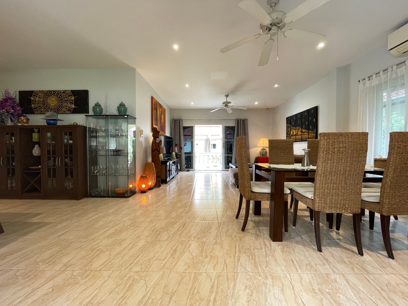 Spisestue inne ved kjøkkenet Galleribilde