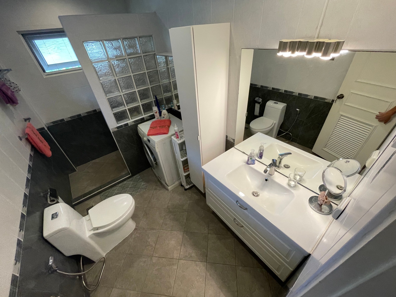 Vaskemaskin på hoved badet Galleribilde