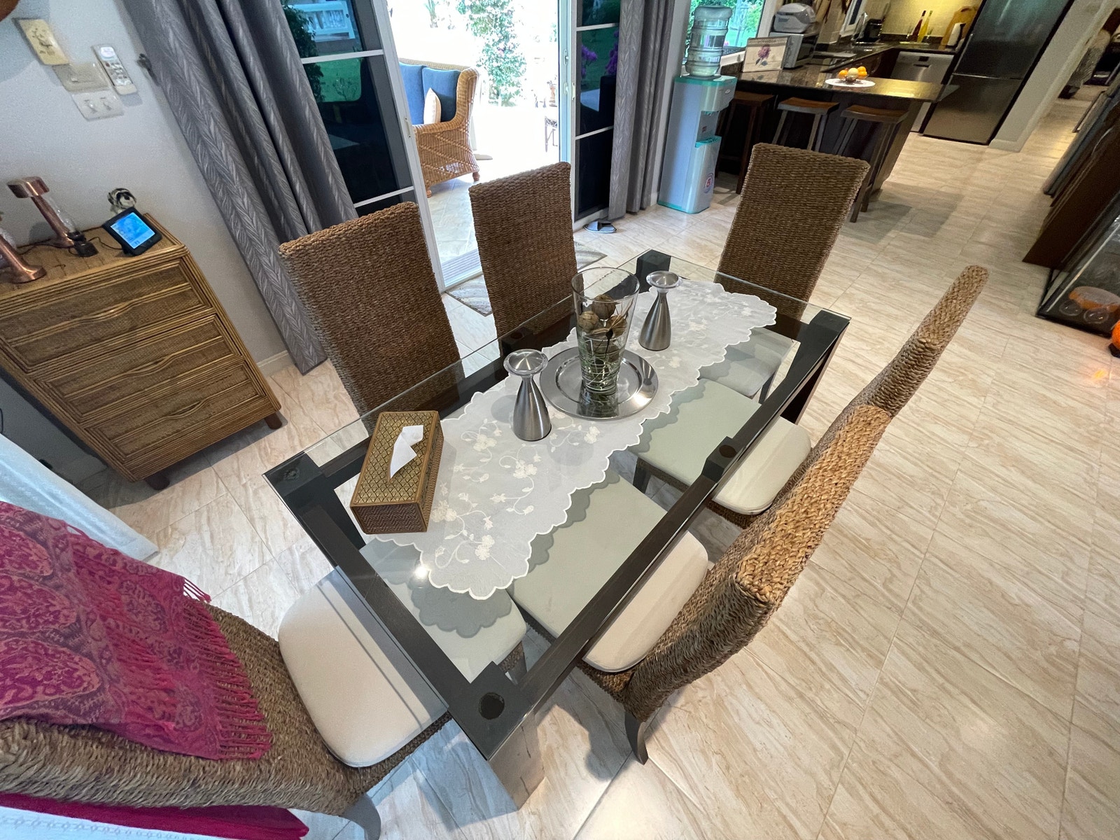 Spisestue inne ved kjøkkenet Galleribilde