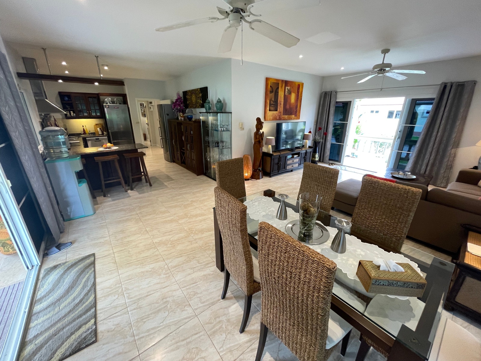 Spisestue inne ved kjøkkenet Galleribilde