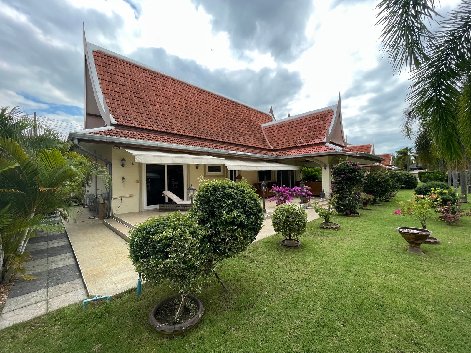 Villa sett fra hagen Galleribilde