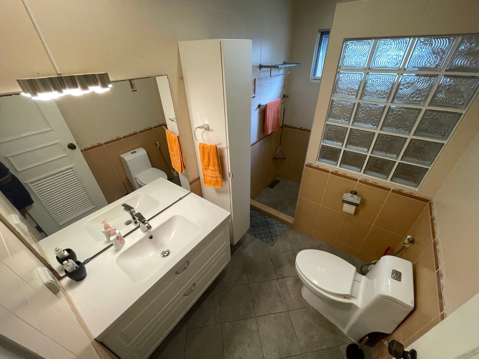 Gjeste bad/ wc med inngang fra gang Galleribilde