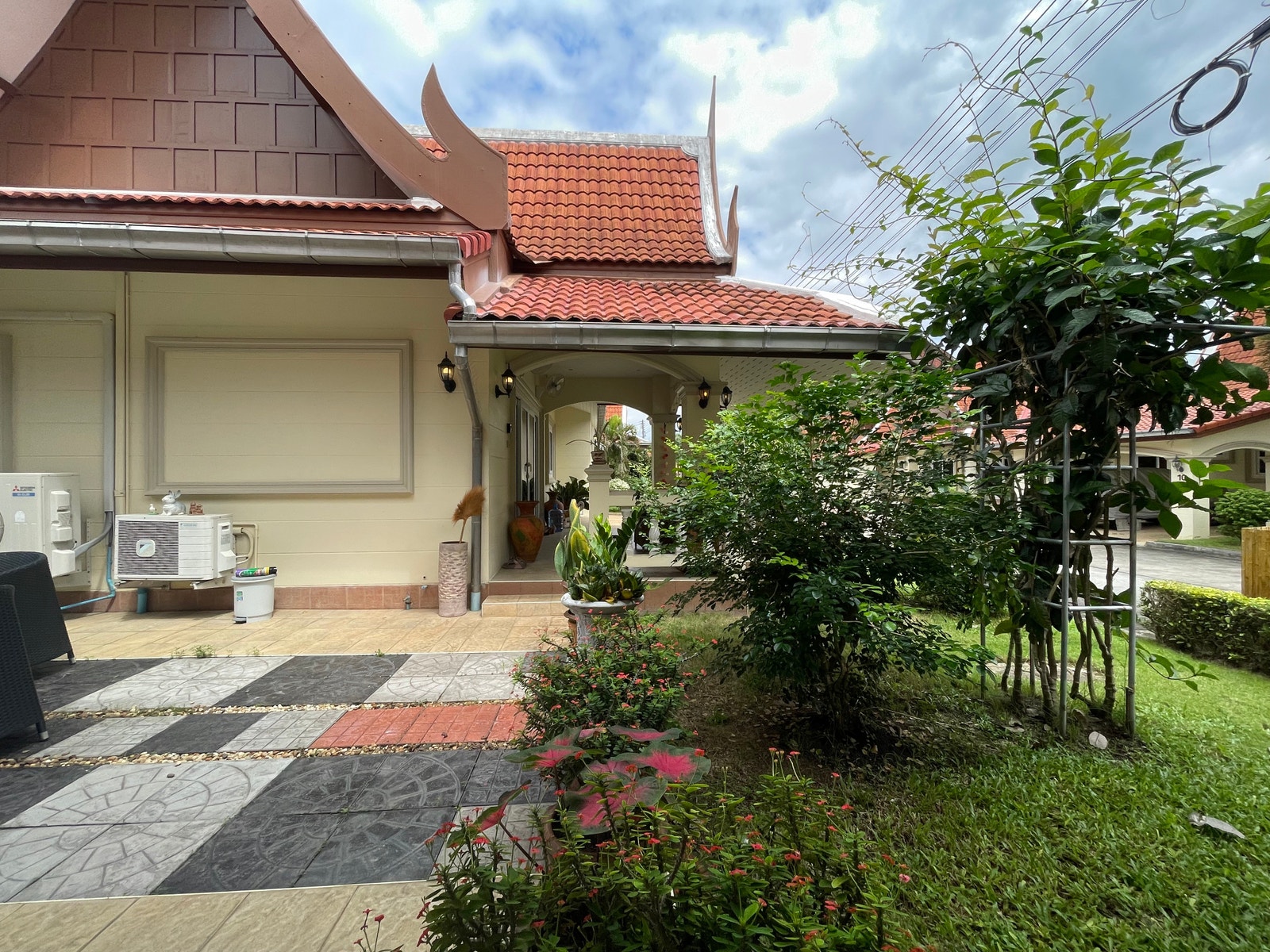 Fliselagt mellom Villa Galleribilde