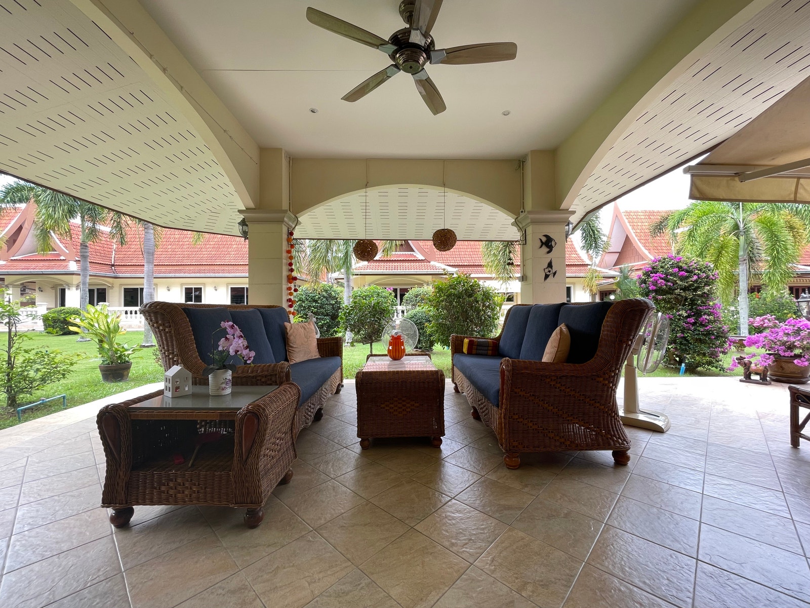 Stor overbygget terrasse mot hagen Galleribilde