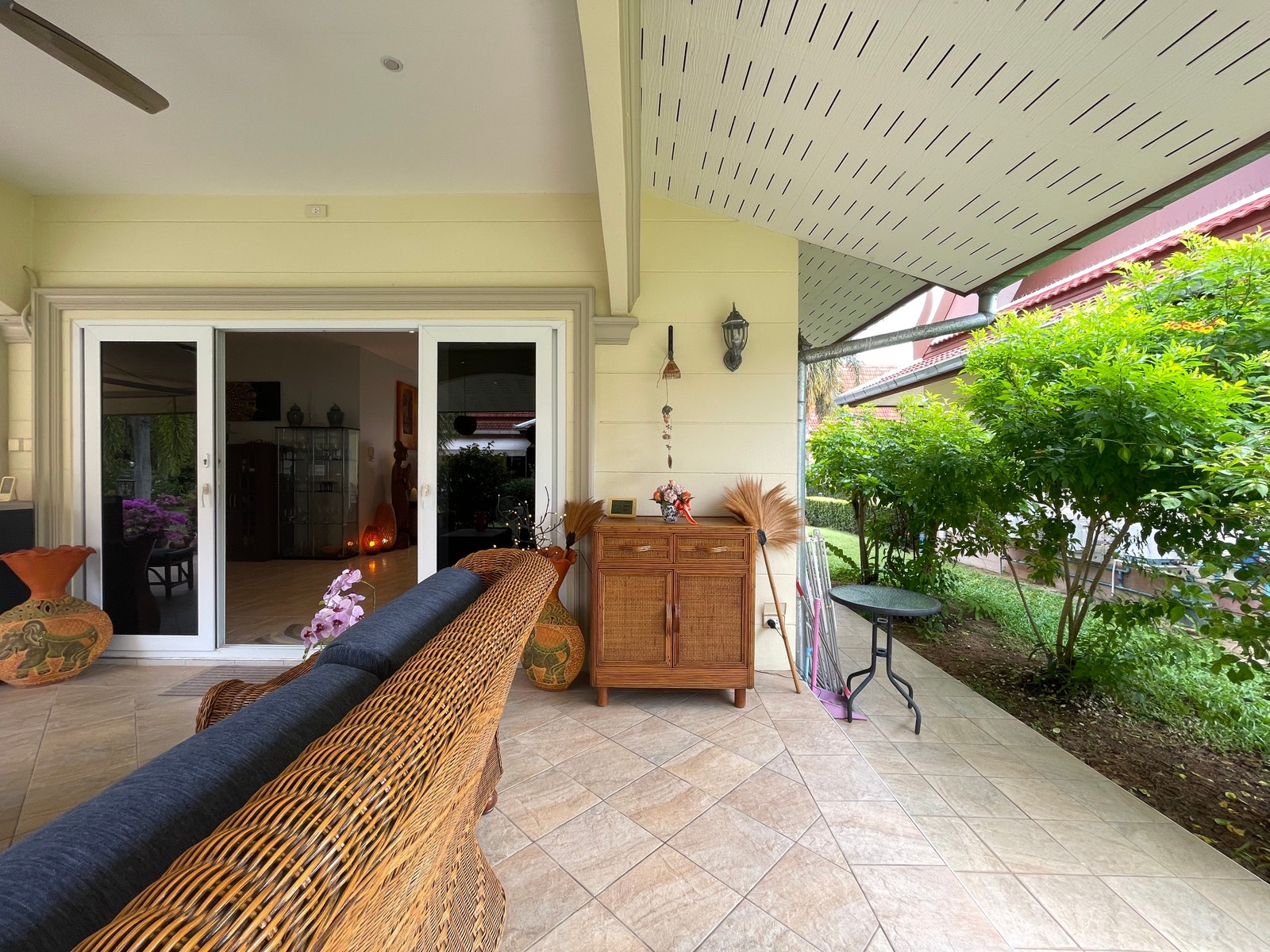 Overbygget terrasse med elektriske markiser Galleribilde