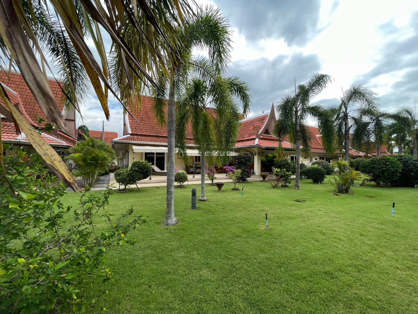 Villa sett fra hagen Galleribilde