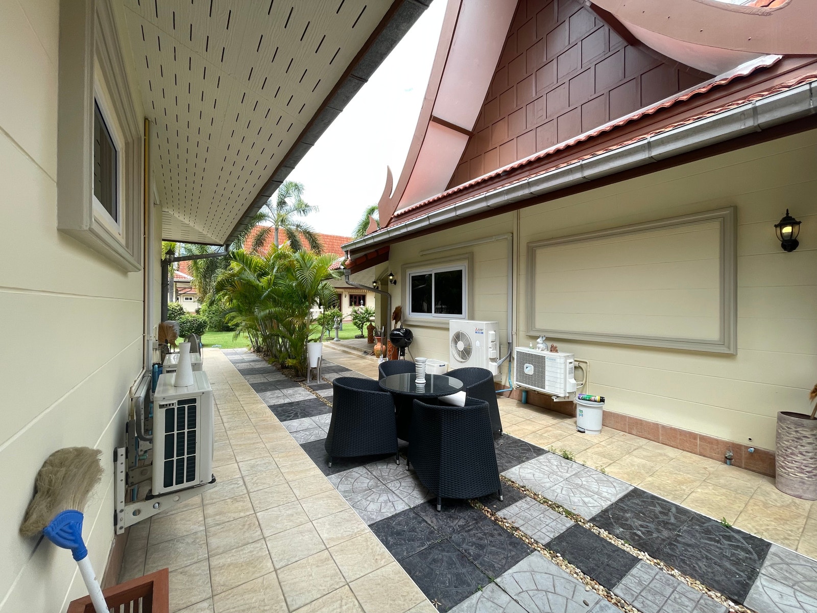 Fliselagt mellom Villa Galleribilde