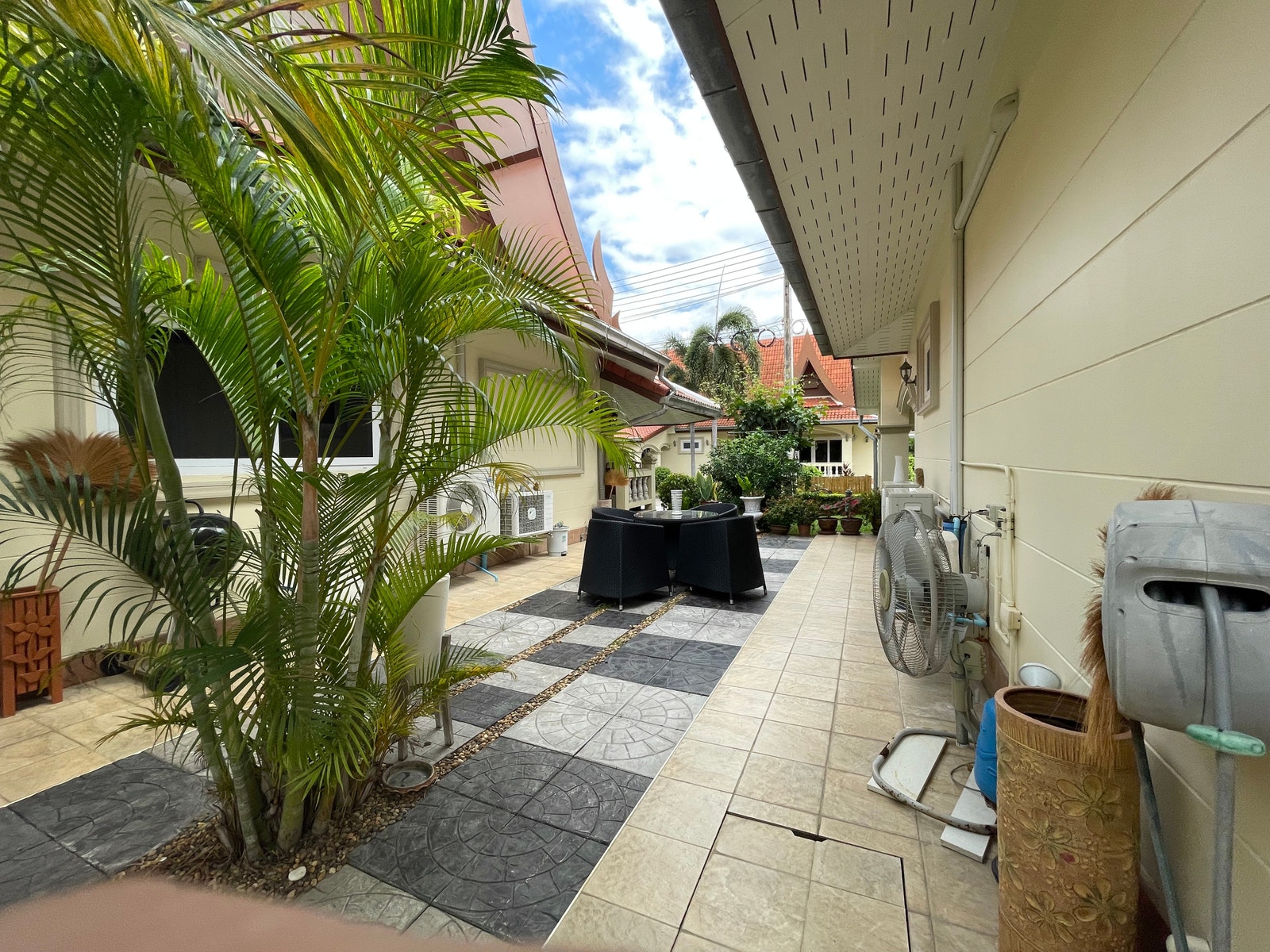 Fliselagt mellom husene Galleribilde