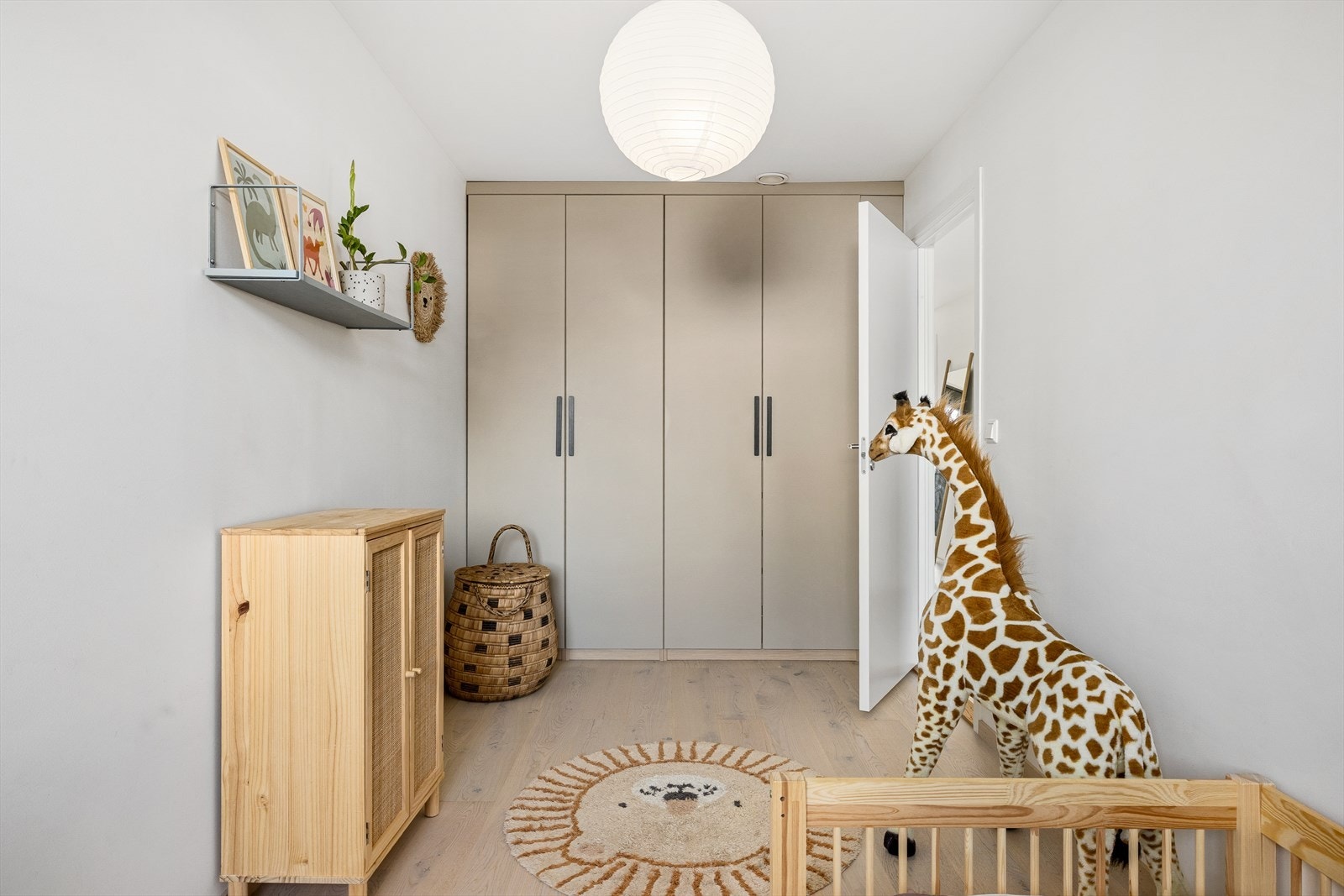 Godt med garderobeplass på soverom nr. 3. Galleribilde