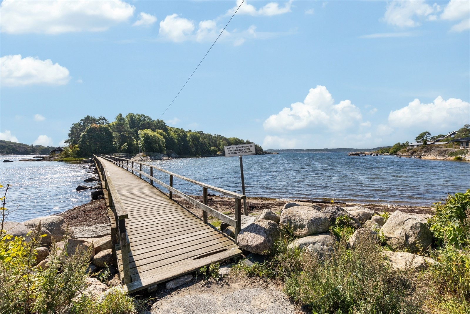 Brygge over til Oterøya som byr på flotte tur- og fiskemuligheter. Galleribilde