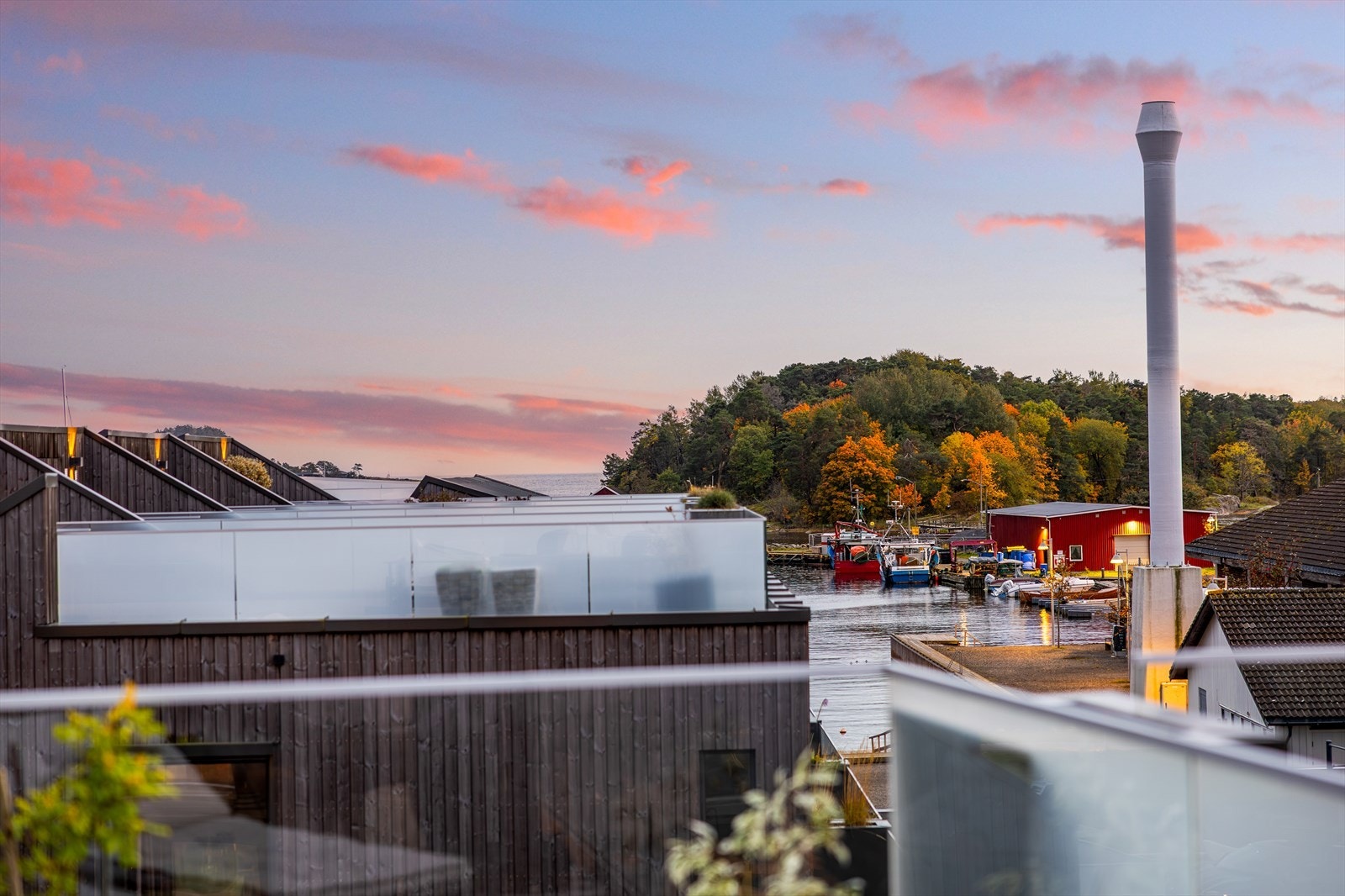 Utsikt fra takterrassen en sen høstkveld. Galleribilde