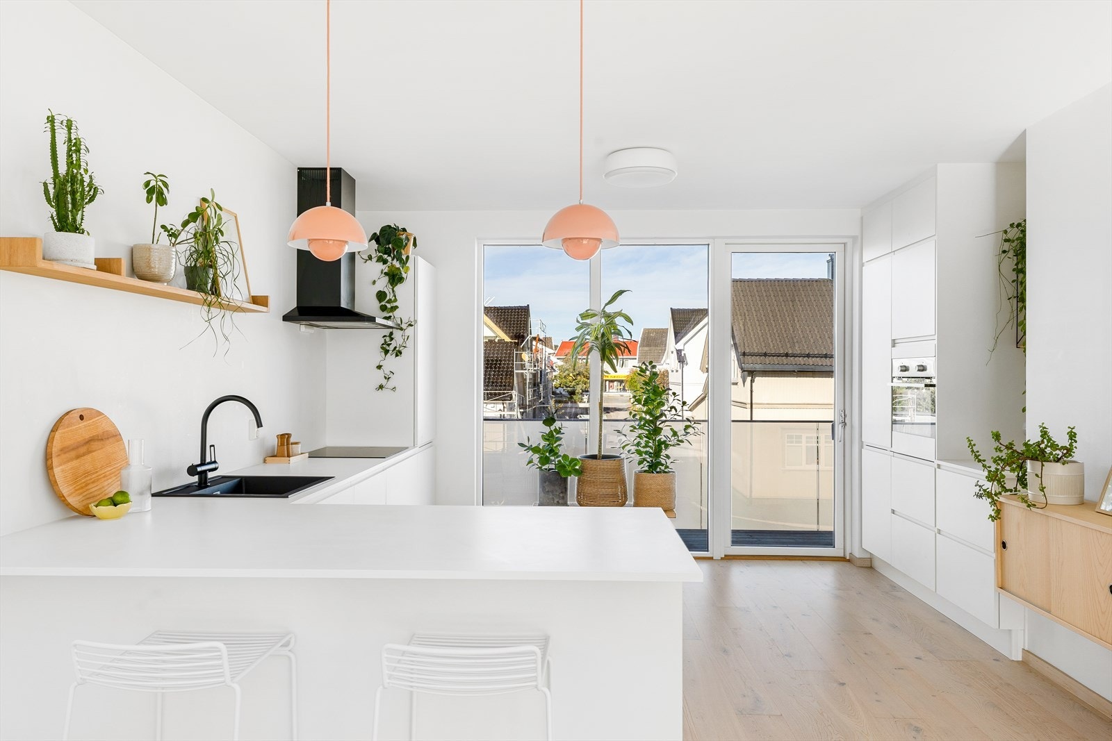 Utgang til koselig frokostbalkong fra kjøkkenet. Galleribilde