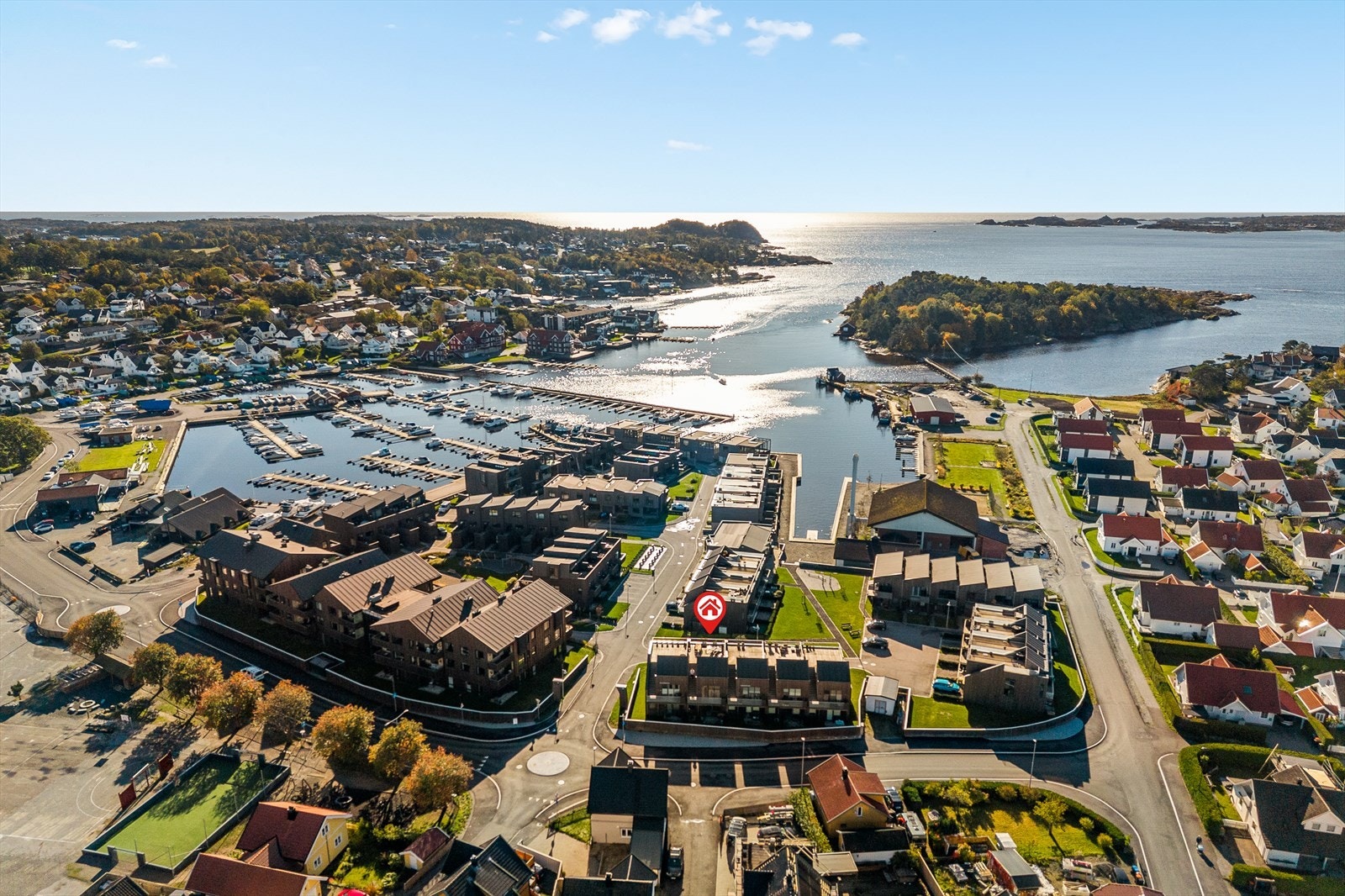 Kort vei til småbåthavn og turmuligheter i nærområdet. Galleribilde
