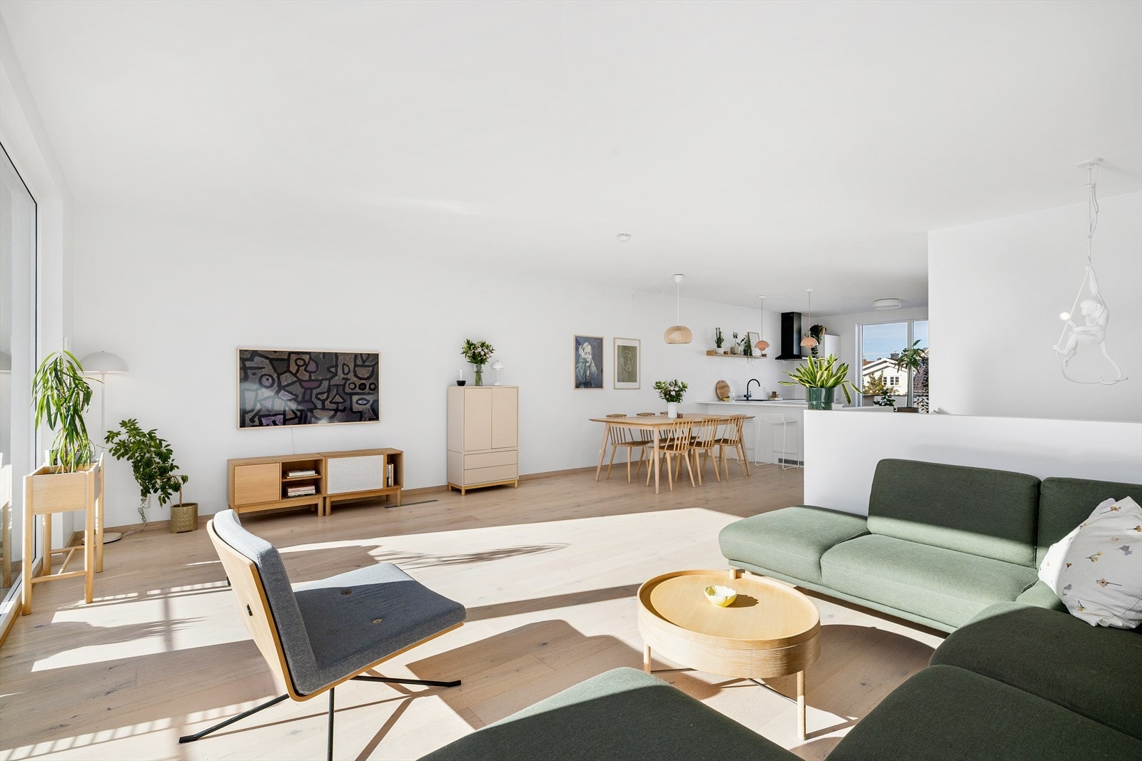 Stue/kjøkken er gjennomført i nøytrale farger, og har utgang til balkong fra både stue og kjøkken. Galleribilde