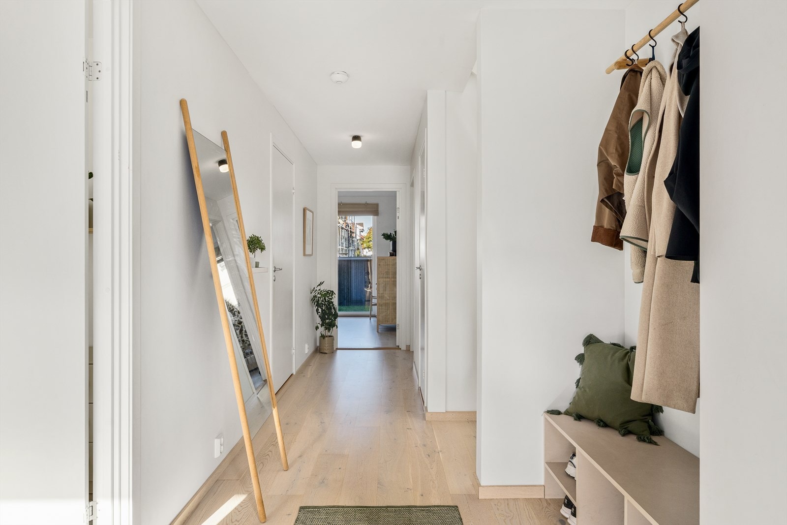 Romslig gang/vindfang med plass til å henge fra seg yttertøy. Galleribilde