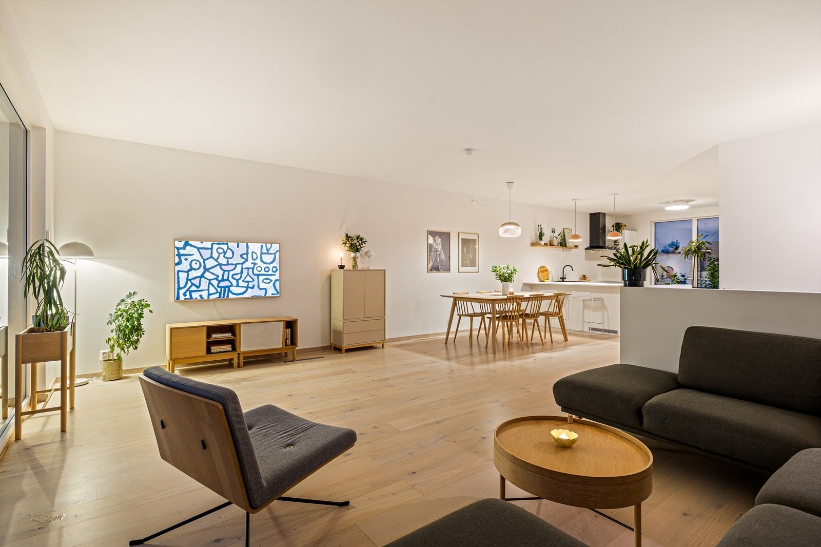 Åpen løsning mellom stue og kjøkken med gjennomlys. Galleribilde