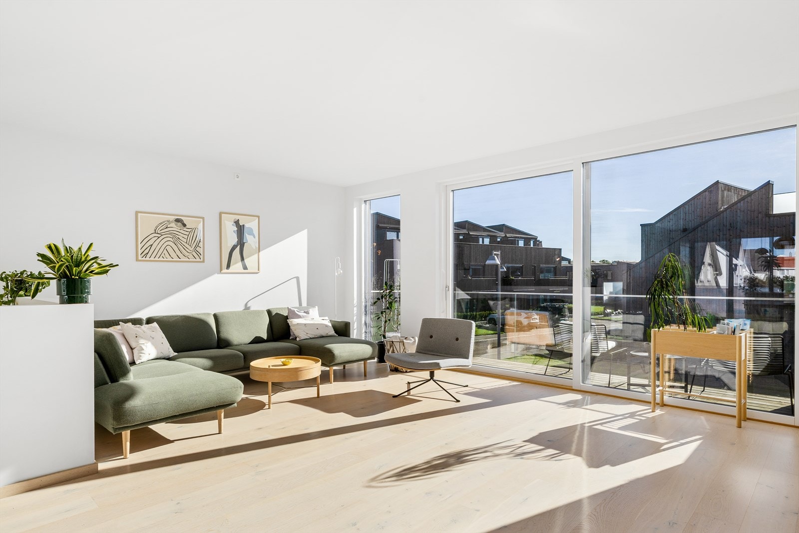 Stuen har store vindusflater som gir godt med naturlig dagslys. Galleribilde