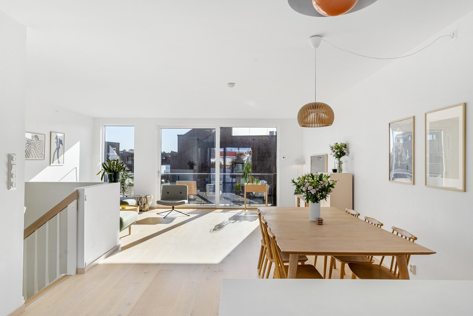 Stue/spisestue, og videre trapp ned til 1.etg. Galleribilde