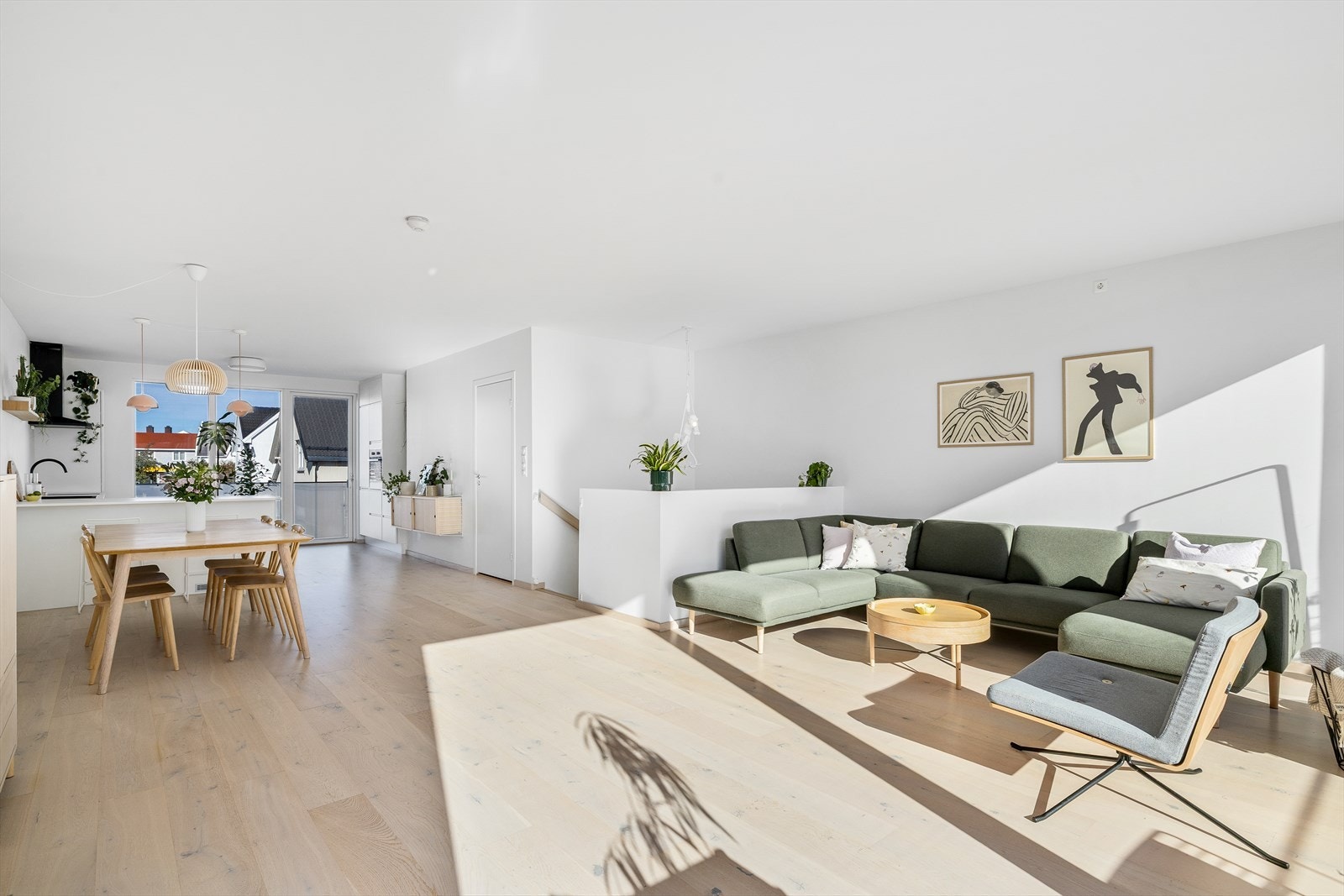 Åpen og luftig 2.etasje med god plass til både sofagruppe og spisestue. Galleribilde