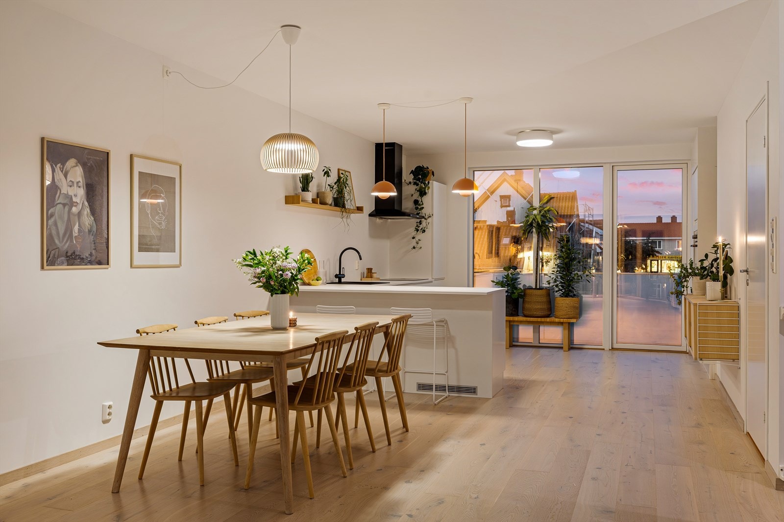 God plass til stort spisebord vis-à-vis kjøkkenet. Praktisk frokostbar i kjøkkenøya. Galleribilde