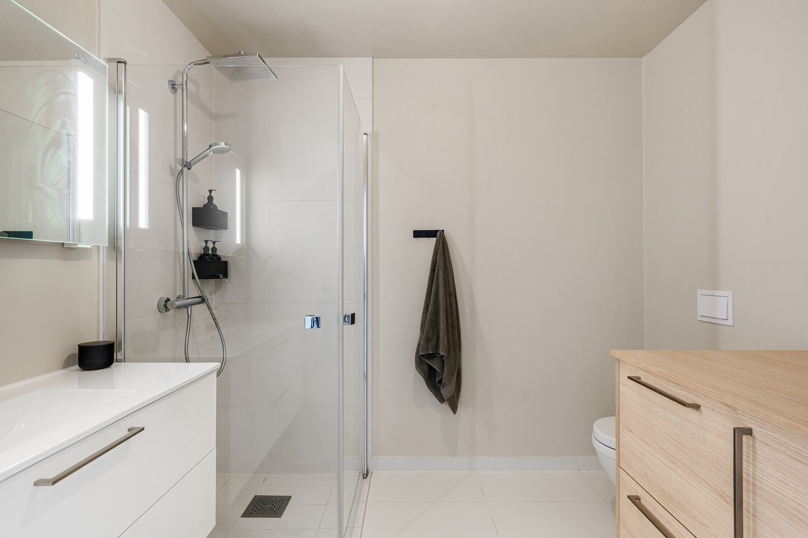 Lysto g pent bad/vaskerom med flis på gulv og i dusj, ellers malte vegger og malt tak. Galleribilde