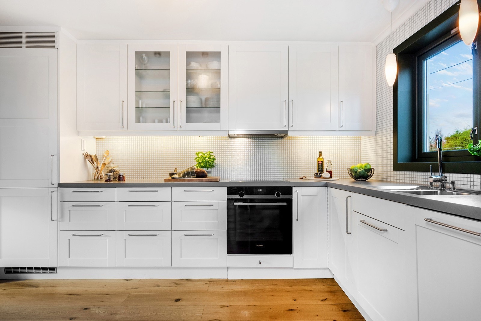 Kjøkkenet fremstår som både velholdt og pent, med integrerte hvitevarer og god benkeplass. Galleribilde