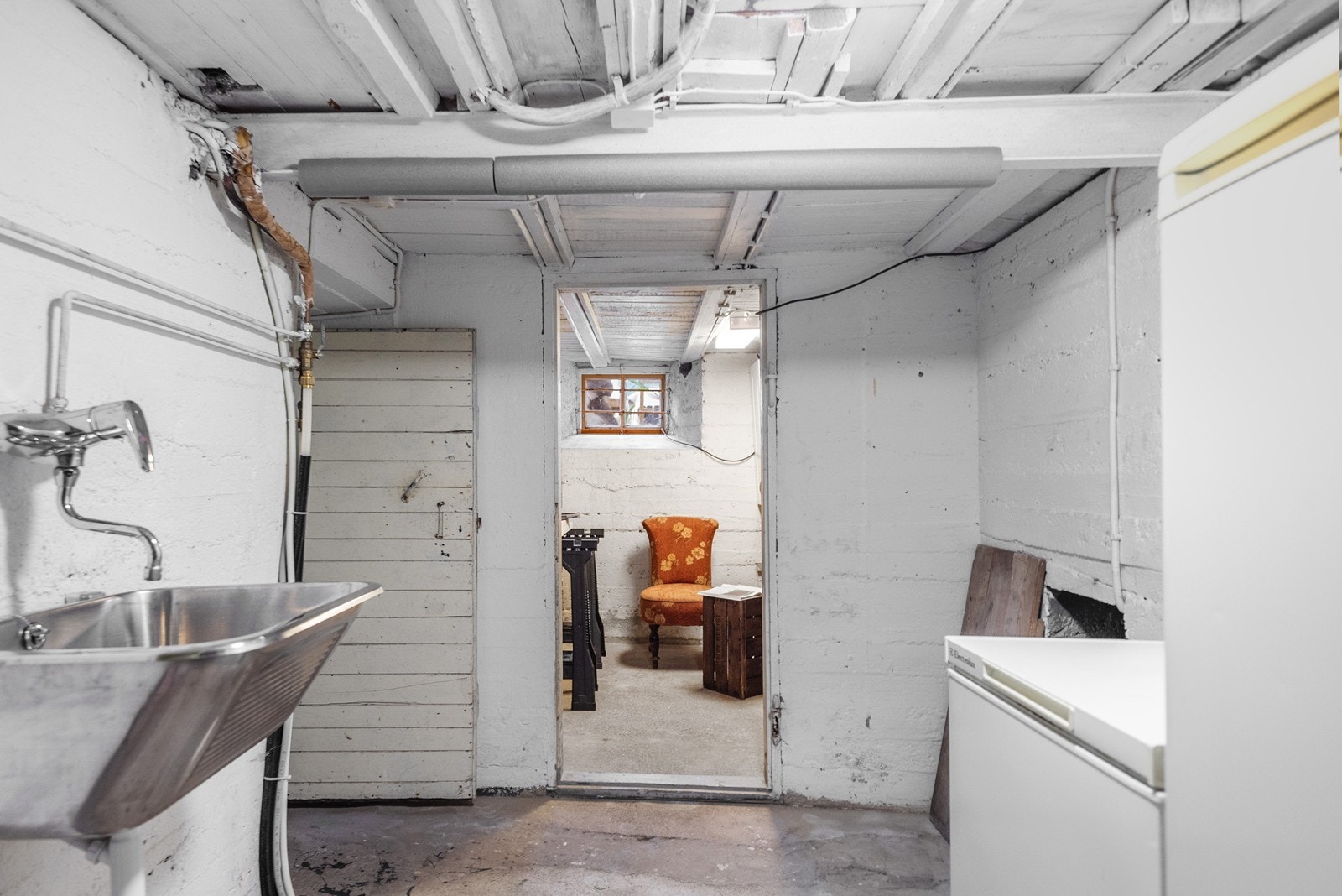 Her finner du blant annet et vaskerom utstyrt med utslagsvask. Det er rikelig med lagringsplass fordelt på hele fire boder. Galleribilde