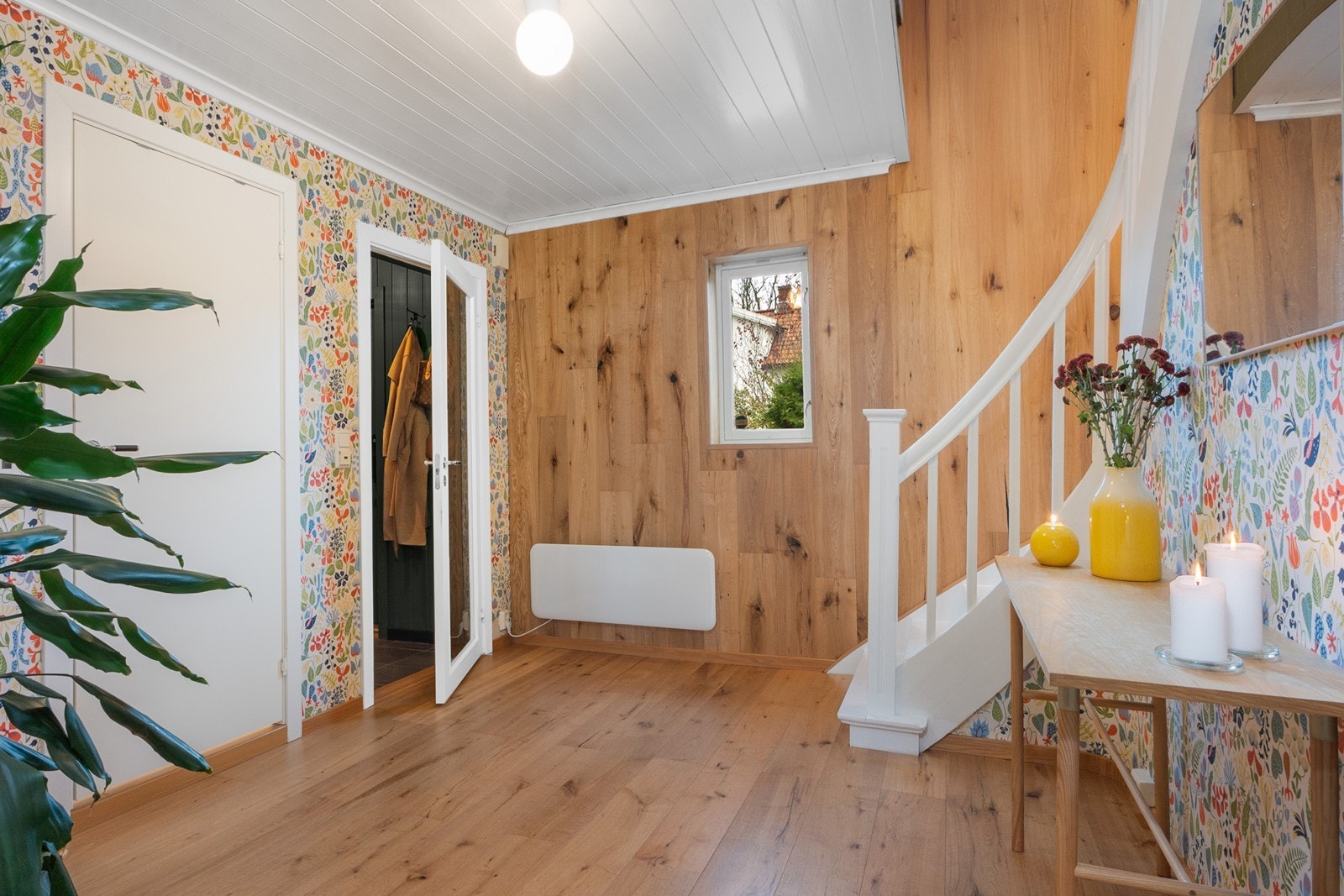 Det er også plass til avlastningsbord, planter og dekor, noe som bidrar til et svært hyggelig førsteinntrykk. Galleribilde